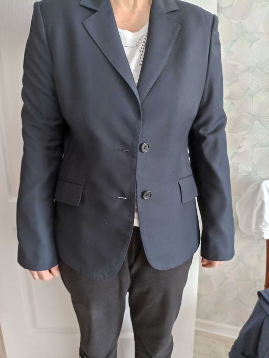 Продам женские костюмы , размер 46-48, строгие