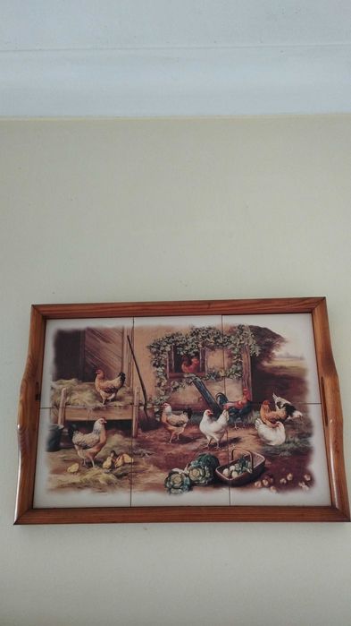 tabuleiro de madeira e azulejo pintado