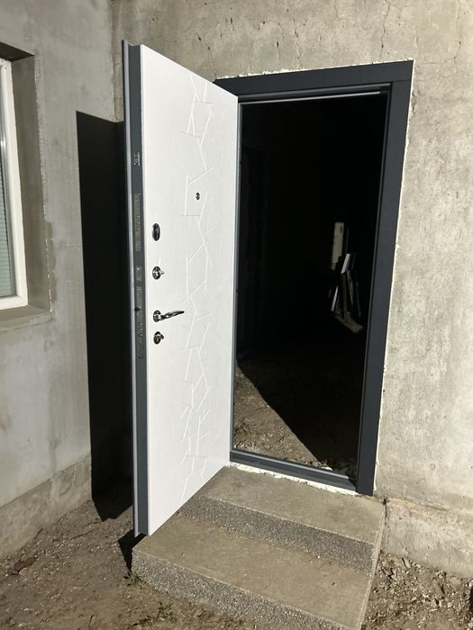 Установка входных дверей