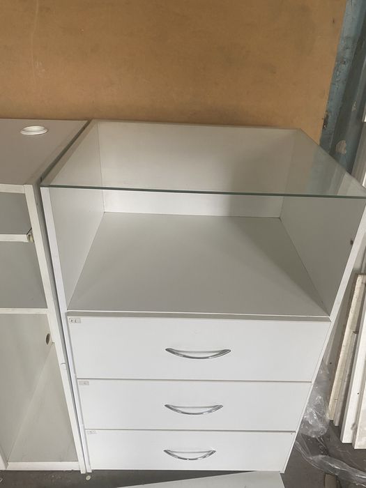 Витрины и мебель для магазинов и аптек