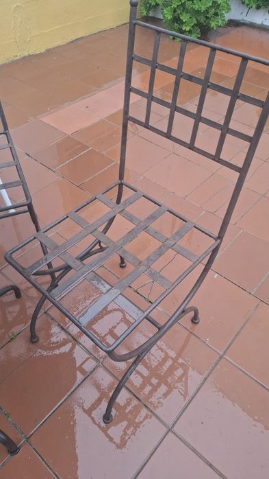 Conjunto de mesa e cadeiras de ferro com duas poltronas