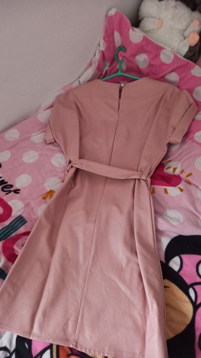 Sukienka z ekoskóry z nerką na pasku pudrowy róż 34/36