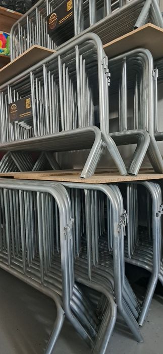 Aluguer de vedações, baias de metal e baias de fita eventos