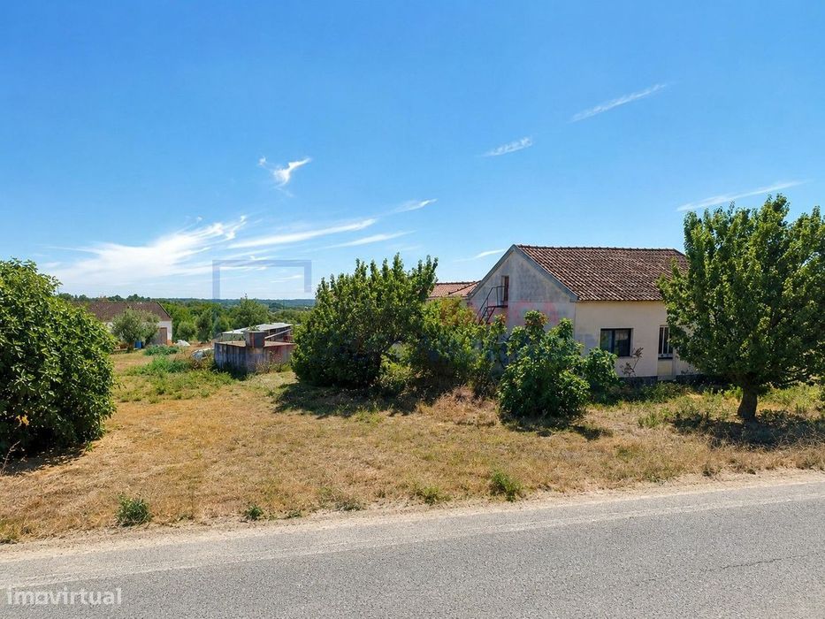 OPORTUNIDADE  NO CARTAXO  Moradia Isolada T2 com 4.440 m² de Terreno!
