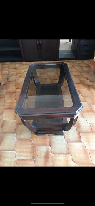 Mesa de Centro em Madeira Maciça e Vidro – Estilo Clássico