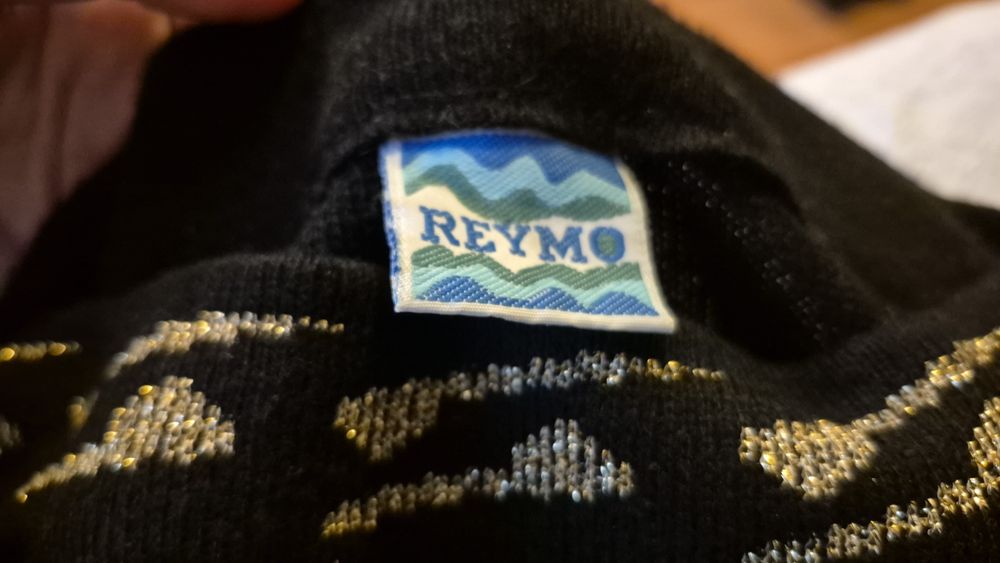 Czarny sweter w gwiazdki