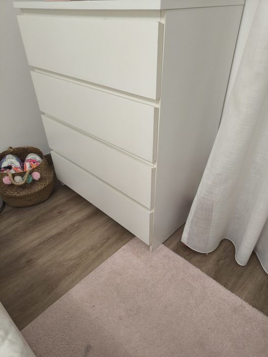Quarto completo com mesinha, cómoda