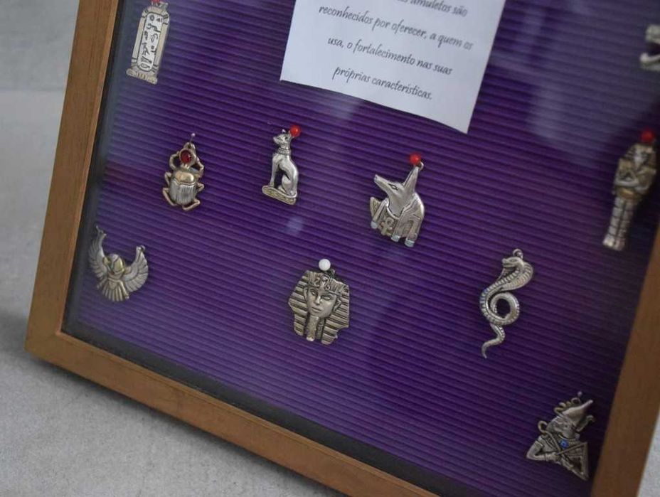 Quadro com 16 medalhas com símbolos Atum Ra (Antigo Egito)