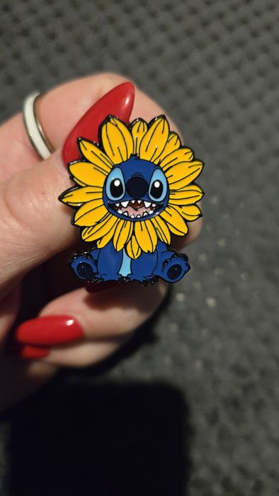 Przypinka Stitch w przebraniu.