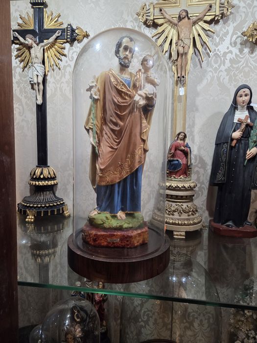São José com menino em redoma
