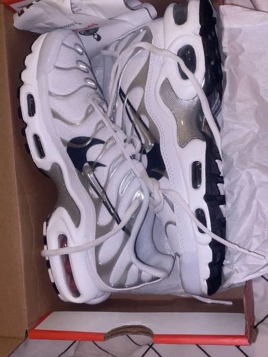 sapatilhas nike TN originais brancas com detalhes cinzentos