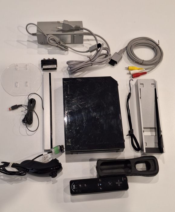 Nintendo Wii preta com 52 jogos digitais.