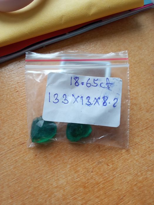 Duas Esmeraldas em forma de Coração com 18.65 Quilates