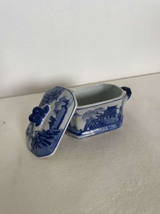 Caixa em ceramica decorativa azul