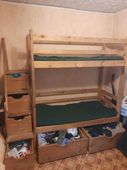 Двохповерхове ліжко з деревини