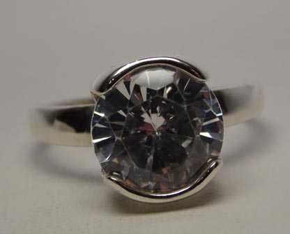 Srebrny pierścionek z owalną cyrkonią  R.18.