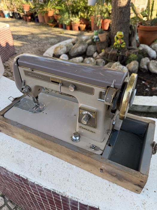 Maquina de costura antiga para decoração