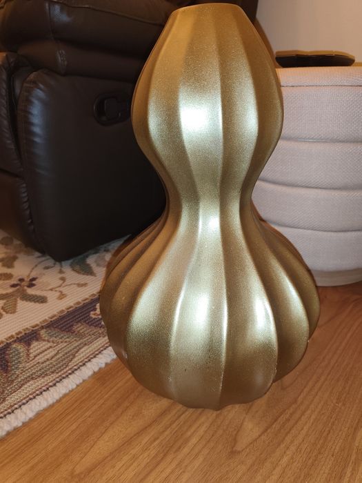 Jarrão dourado com flores artificiais