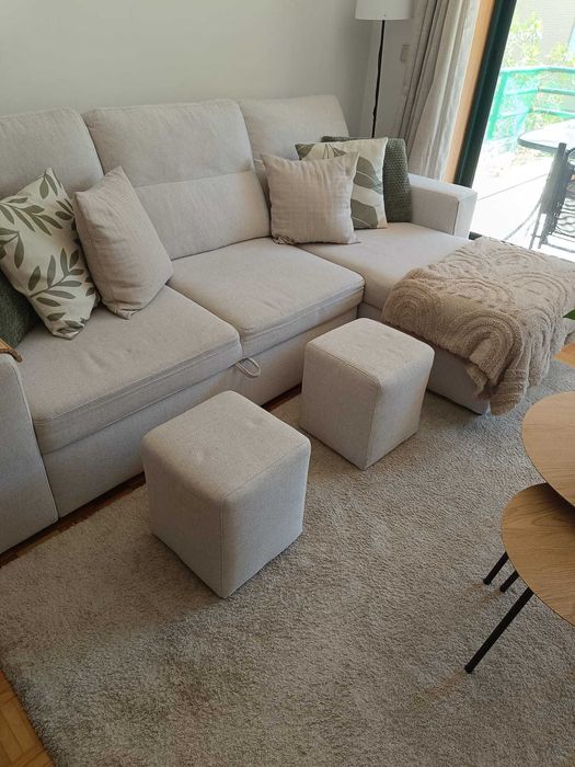 Sofá chaise longue com baú e puffs