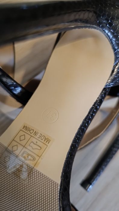 Sandálias pretas clássicas tamanho 37.