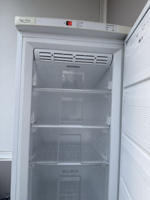 Продаю морозильну камеру Vestfrost 185см No Frost 270л