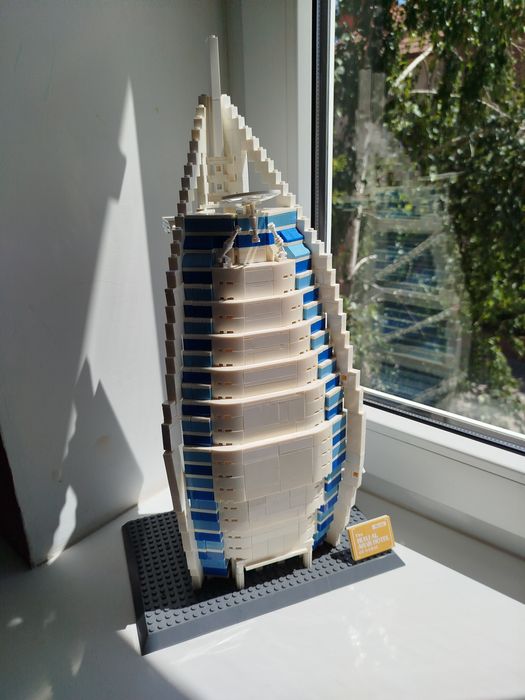 Конструктор 67 см высотой  Dubai Burj Al Arab Hotel 1368 деталей