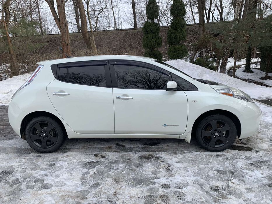 Нісан Ліф 2012 року