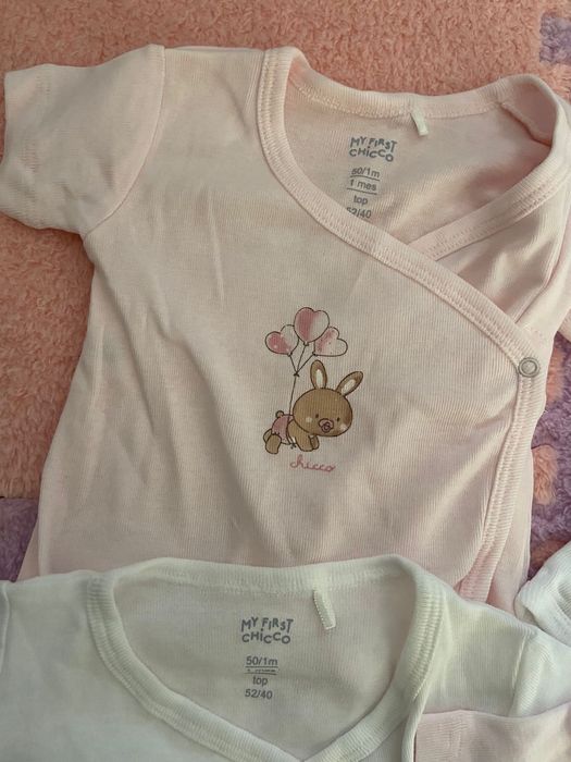 Lote 4 bodies “Chicco” 1 mês rosa e branco