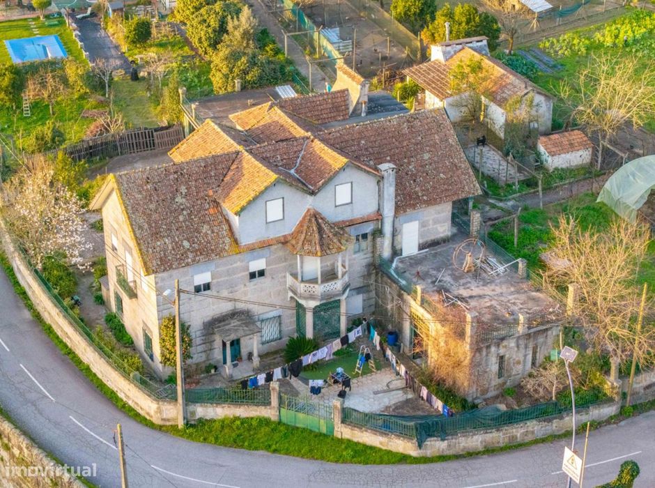 Moradia V5 com Grande Terreno Urbano junto à Estação de Livração – Mar
