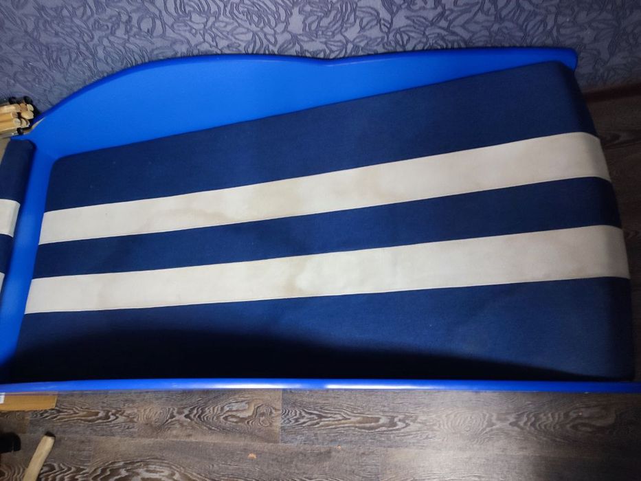 Продам детскую кровать BMW