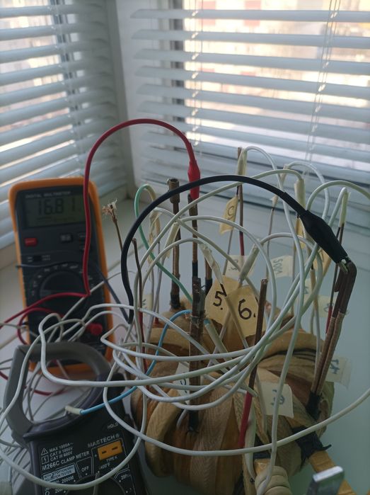 Трансформатор для зарядного или точечной сварки.