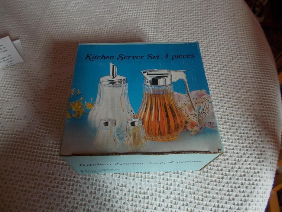 Jarro para mel,açucareiro,saleiro e pimenteiro