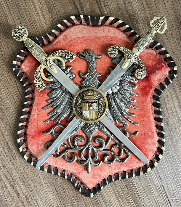 Brasão antigo com espadas.