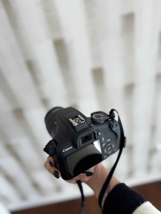 Canon EOS 2000D.