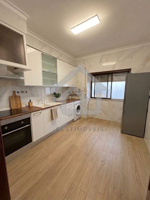 Quartos individuais grandes a menos de 30segundos da Estação de Queluz-Belas