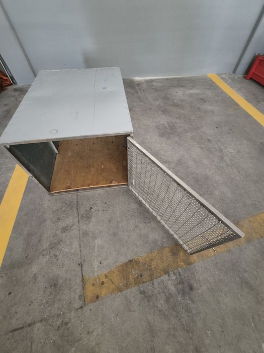 Vendo casota de cão para viagem ou para ter em casa de inox
