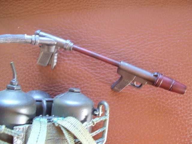 Plecakowy miotacz ognia M 1-m 2 USA skala 1:6