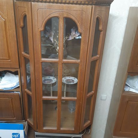 Витрина со стеклянными полочками и ДСП полка можно под посуду вещиКниг