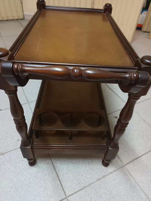 Mesa de apoio, em madeira escura