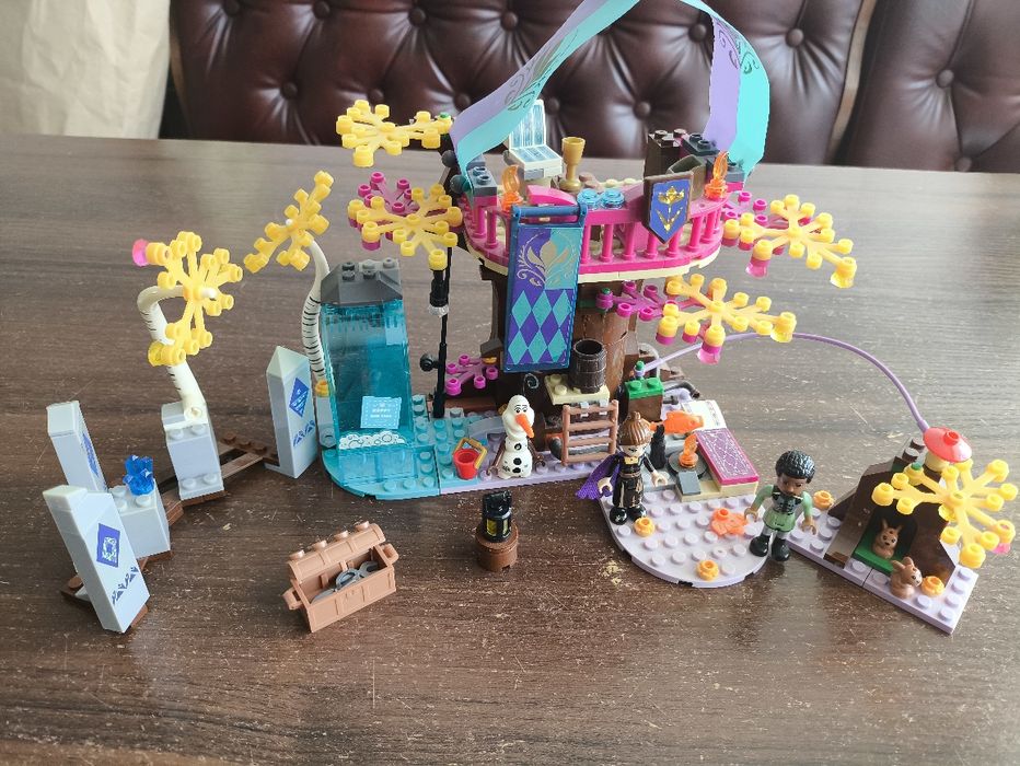 Конструктор LEGO Disney Princess Frozen 2 Зачарований будиночок на дер