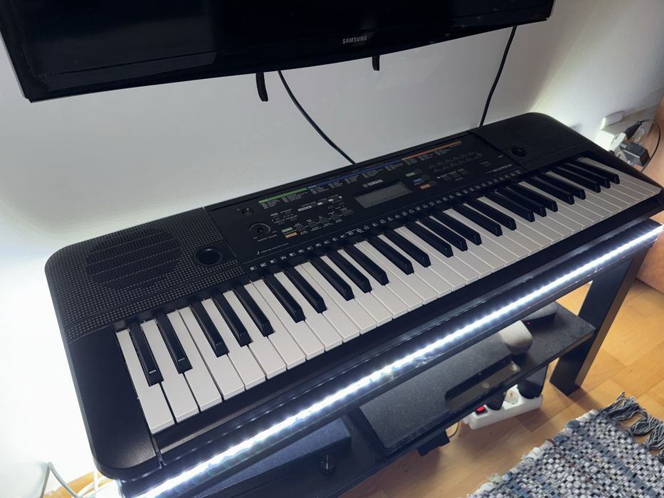 Teclado Yamaha – 61 teclas – Bom estado