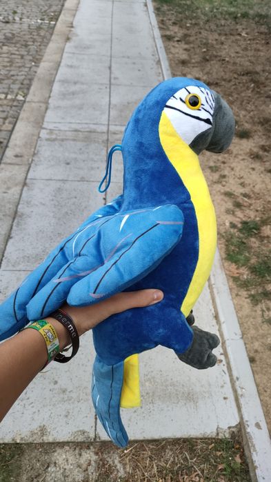 Papagaio azul e amarelo peluxe