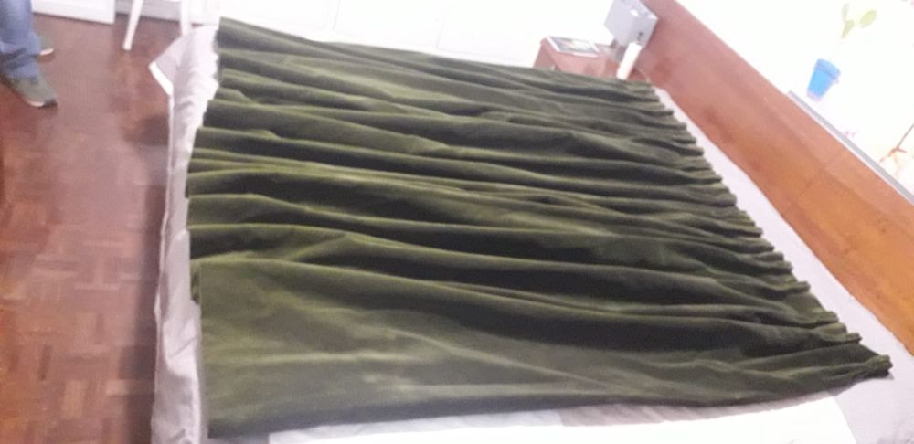 Conjunto de DOIS Cortinados de Veludo Verde Opacos