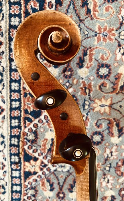 Violoncelo construído à mão.