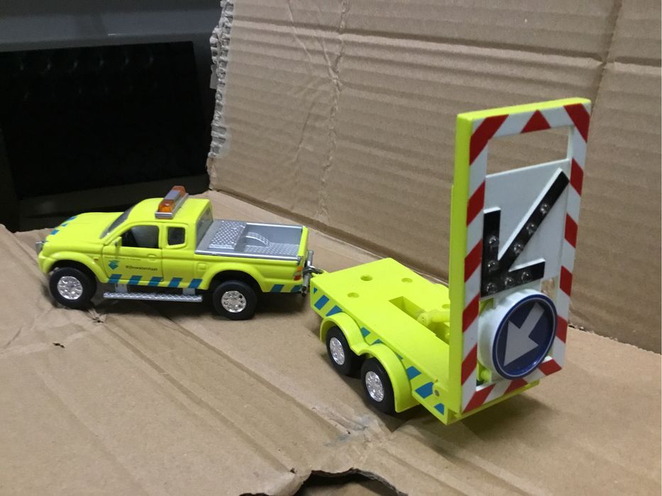 Mitsubihi L200 com  atrelado de sinalização de obras