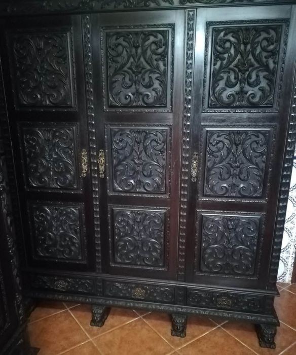 Roupeiro renascença com três portas