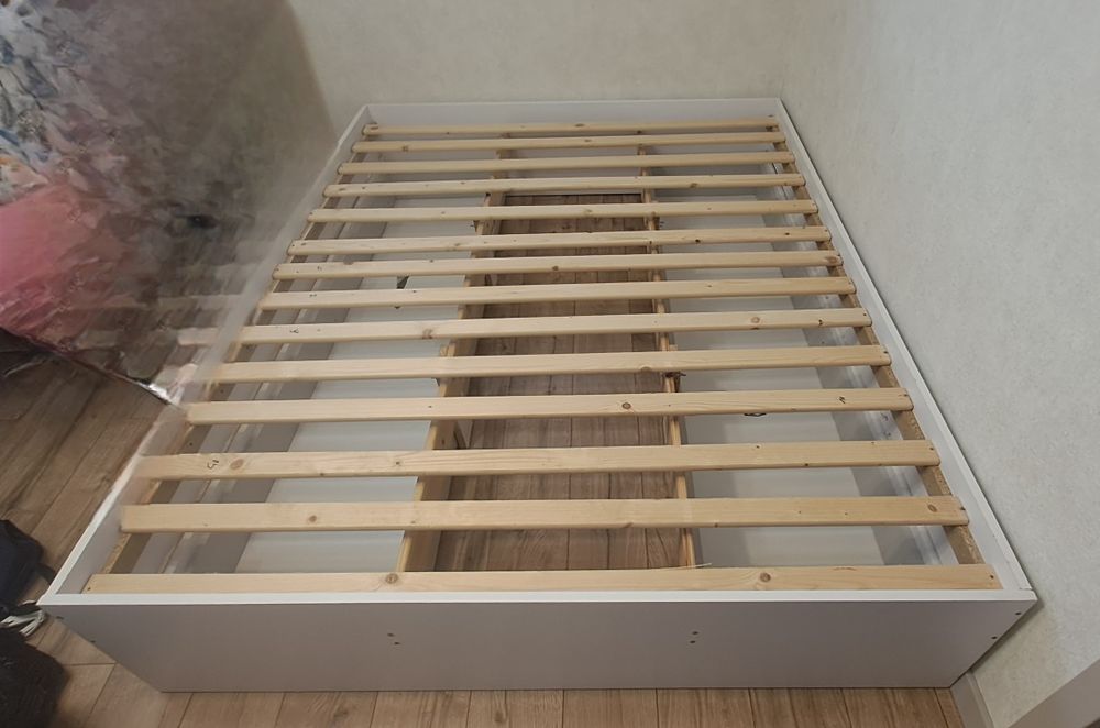 Ikea łóżko z szufladami.