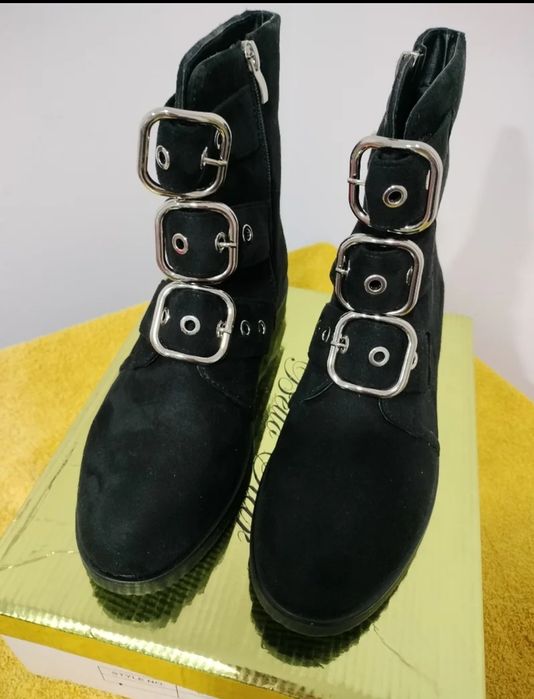 Vende-se botas pretas novas