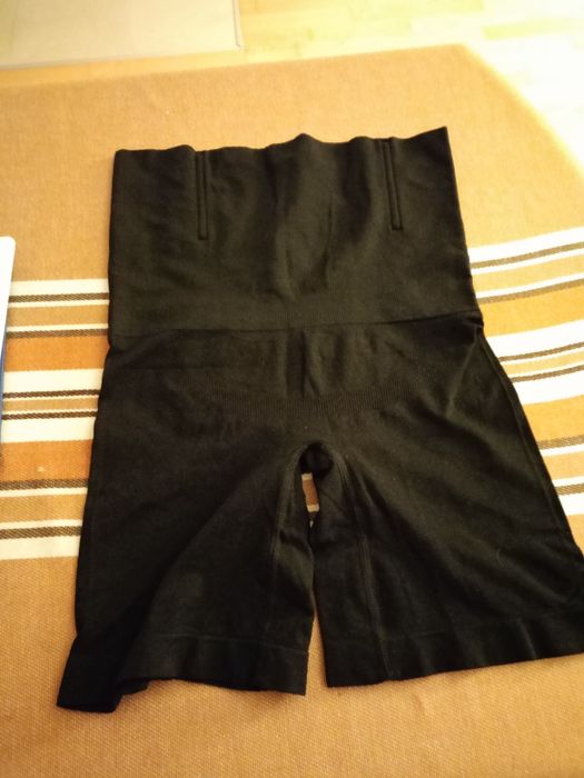 Czarne majtki modelujące.
