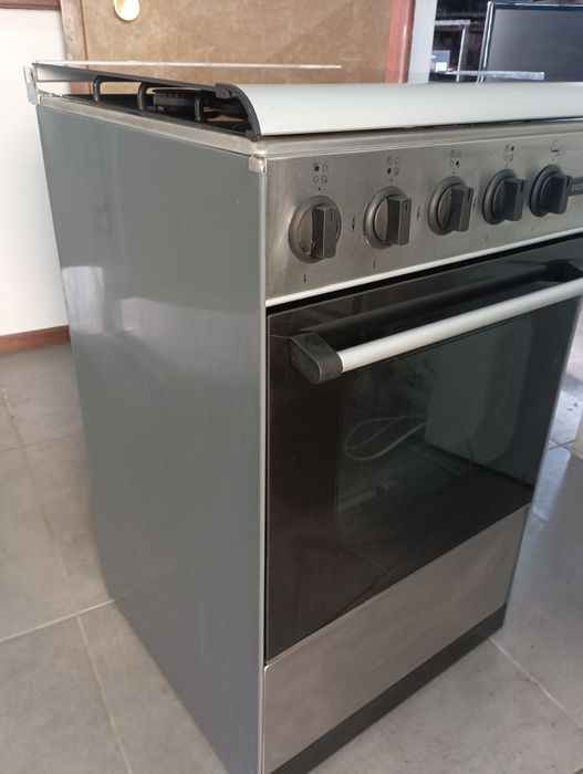 Fogão  com forno a a gás/ pouco uso